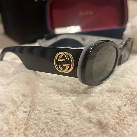 Gucci sunglasses GG0517S in great condition comes with case and authenticity. - Picture 4 of 9